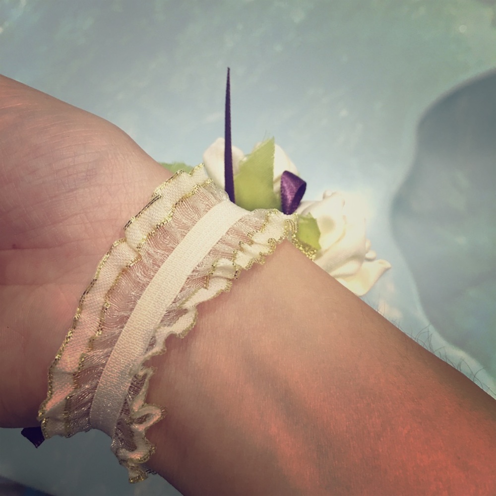bride hand flower